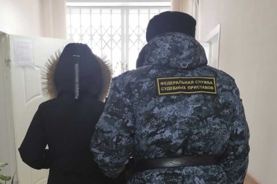 В Новосибирске женщина пыталась сбежать от приставов через потайную дверь